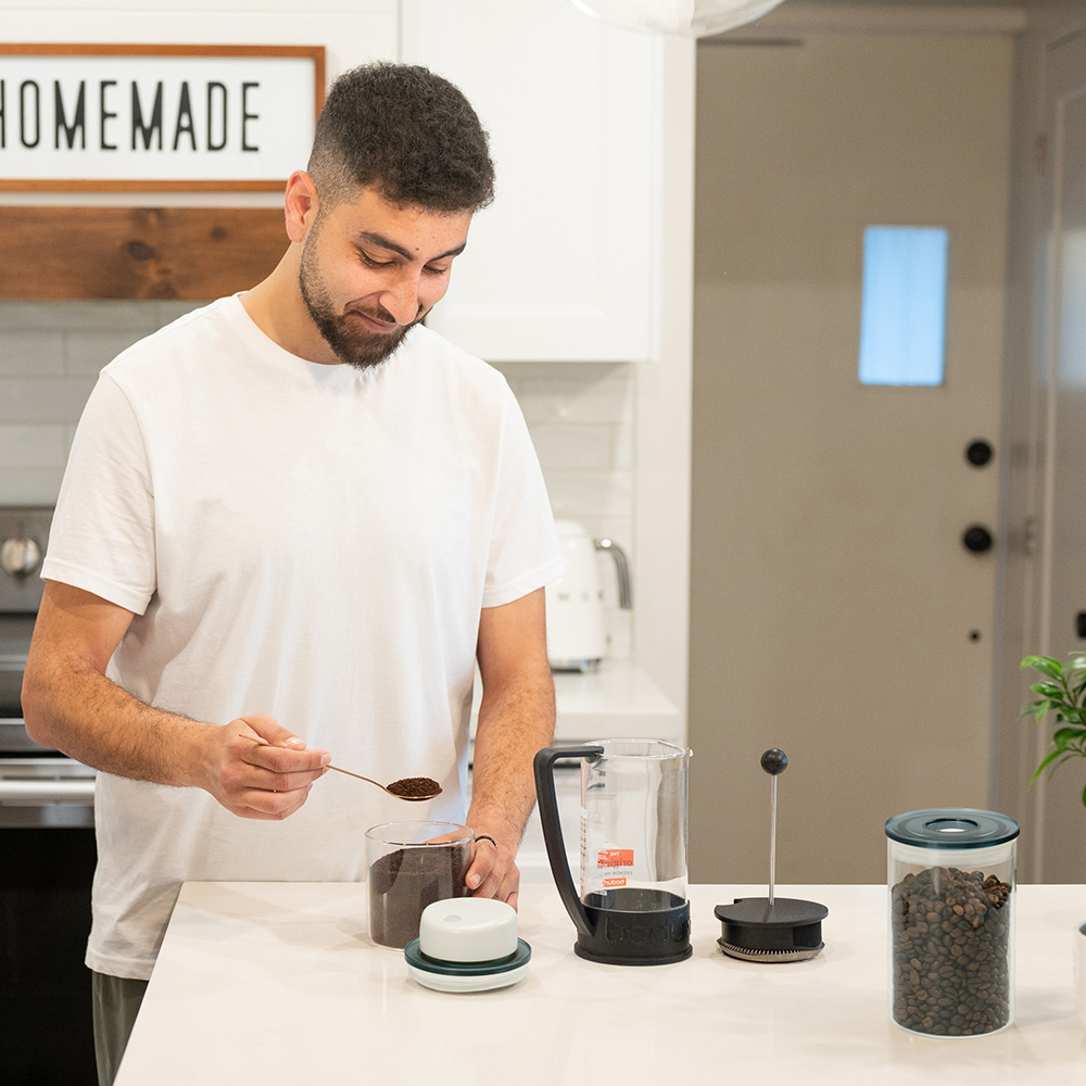 粉類只要結塊、出現油耗味或變色,就是發霉,千萬不要以為「拍一拍、曬一曬」就能吃,肉眼辦不見的菌絲可能早已長進食物深處。